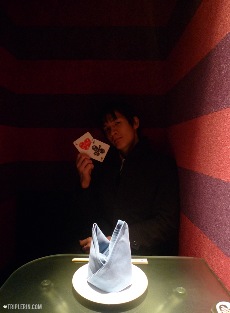 God of Gamblers looking to strike it rich in Wonderland. Lol. That aside, DO YOU SEE THE WALLS??? I squealed when I saw it! Haha.