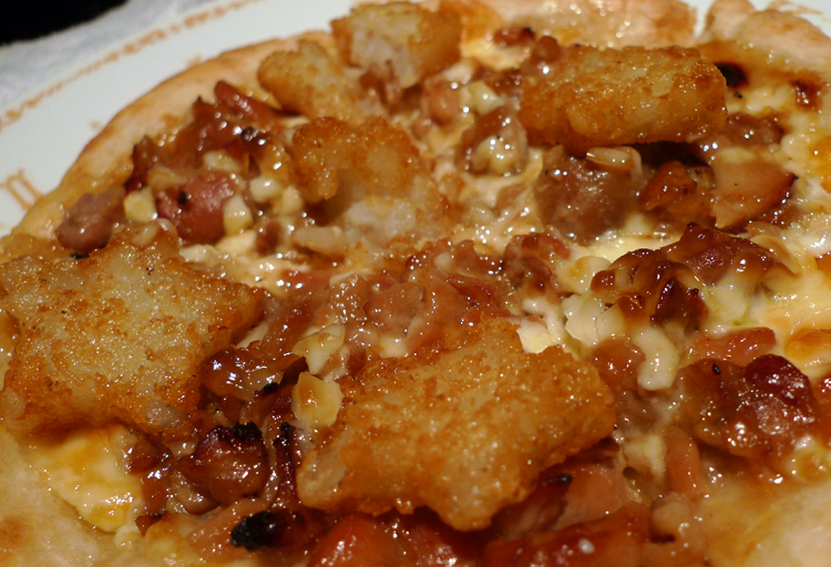 Coated soy sauce grilled chicken & potato on mayonnaise pizza chessboard. Super yummy! DO YOU SEE THE POTATO PIECES? Ahhh, so cute!!! I know, I'm such a kid XD